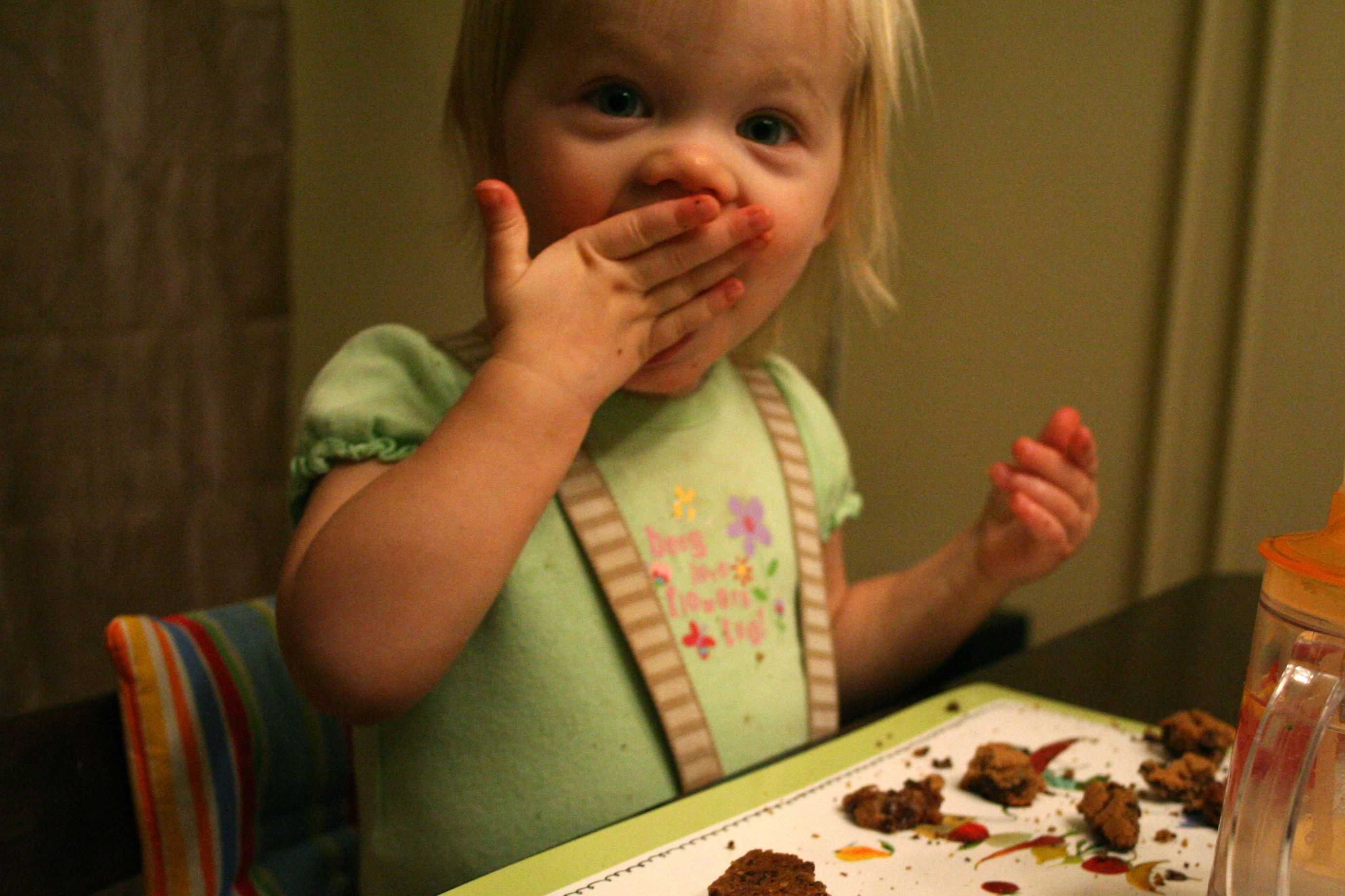 Как научить ребенка жевать и глотать твердую пищу?