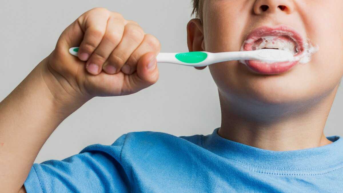 Узнаём, как научить ребенка чистить зубы