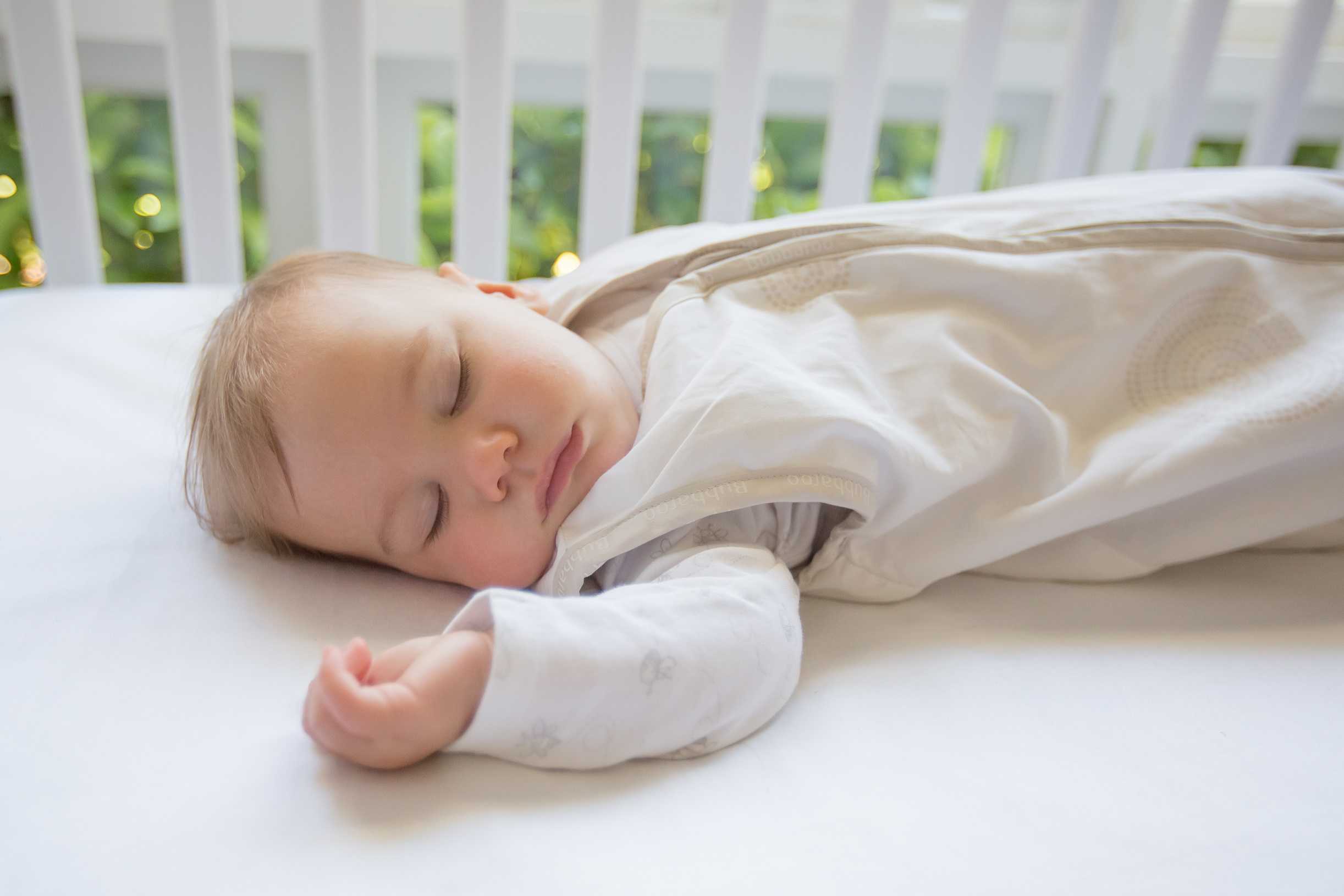 Ребёнок спит только на руках: как отучить без слез