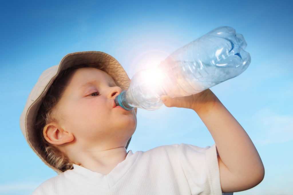 Как напоить ребенка водой: 10 эффективных способов от мамочек