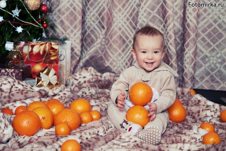 Сын мандарина. Фотосессия с мандаринами. Фотосессия с мандаринами Новогодняя. Малыш с мандаринами. Фотосессия с апельсинами малышей.