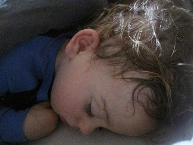 Всем мамам карапузов будет интересно узнать о возможных причинах того почему ребенок потеет во сне Что делать если ребенок начинает потеть во время кормления