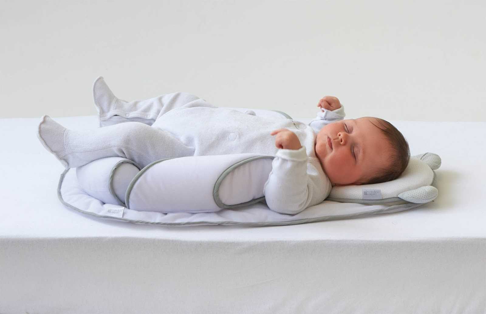 Разберемся в вопросе нужна ли подушка для новорожденного И на какой модели стоит остановить свой выбор С какого возраста можно использовать подушку