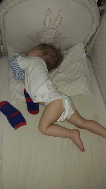 Ребенок во сне запрокидывает голову: причина и решение проблемы
