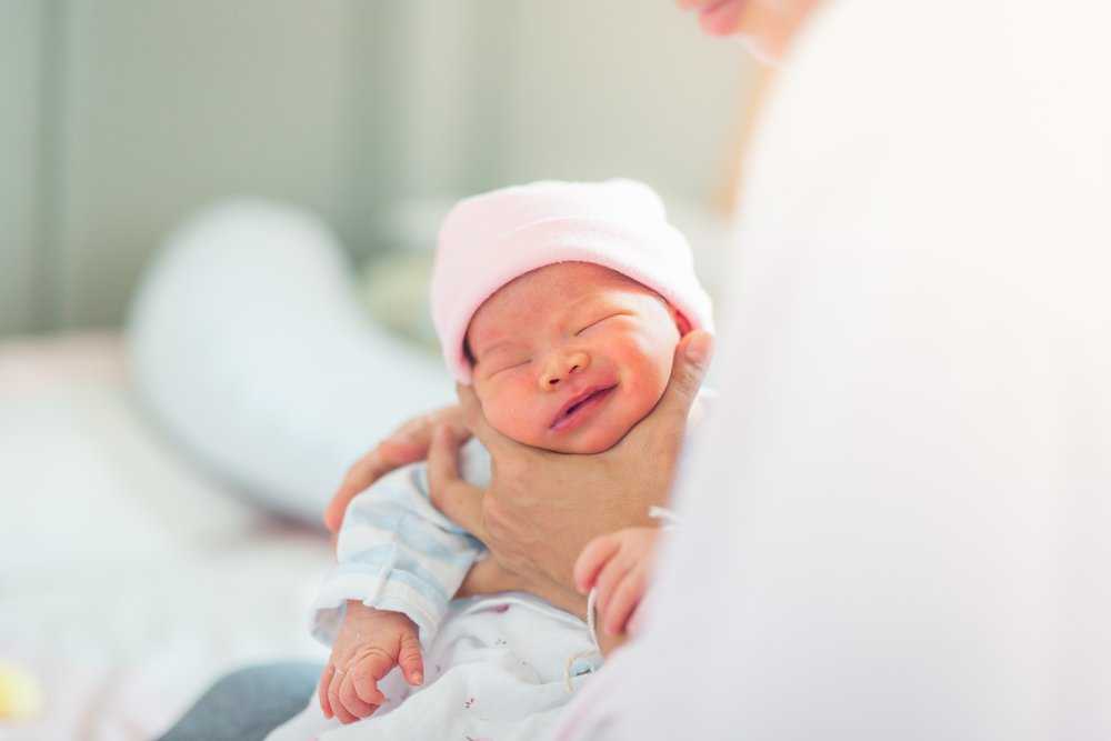 Новорожденный икает — причины и что при этом делать