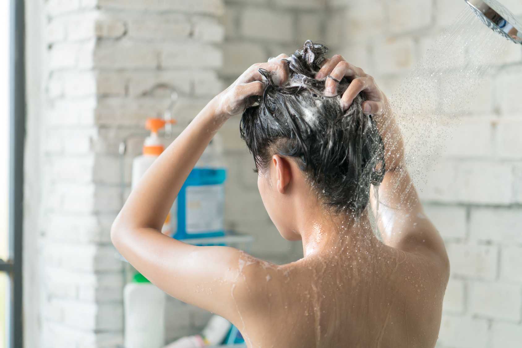 Как правильно мыть голову новорожденному чтобы ребенок не плакал и не боялся этой процедуры Как часто нужно мыть голову с шампунем