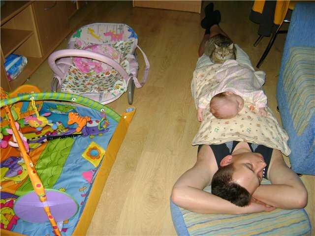 Можно детей будить. Спящие дети в детском доме. Ребенок заснул на руках матери. Ребенок уснул на руках. Уложить ребенка спать.