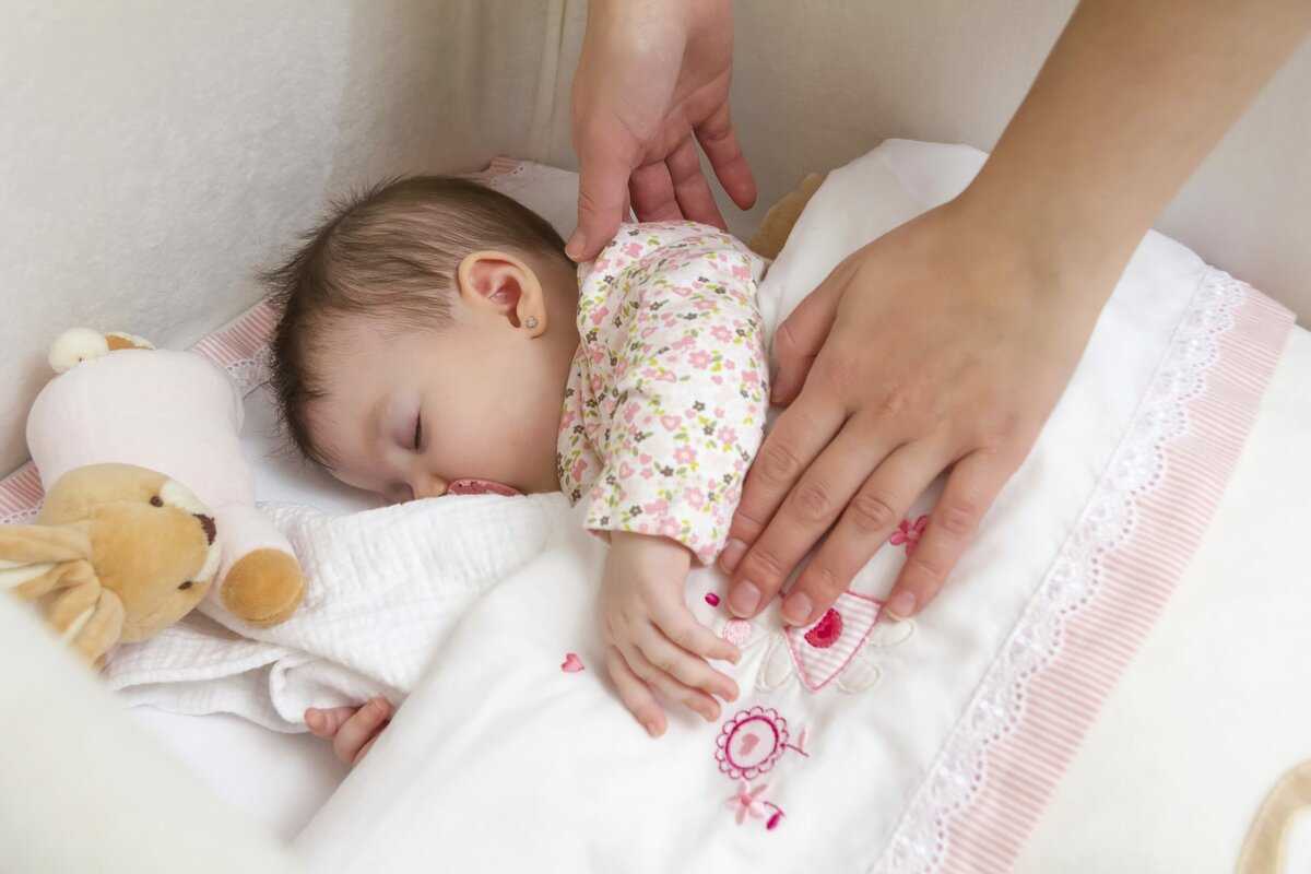 Новорождённый спит днём и не спит ночью: анализ патологического поведения и эффективные методы решения