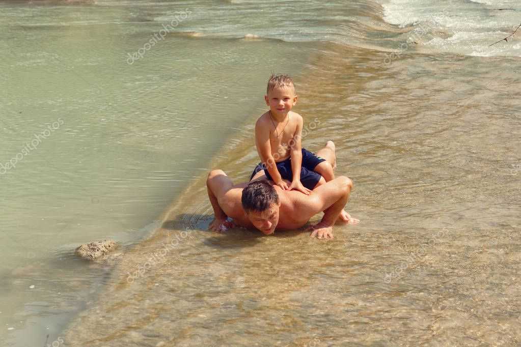 Сын купался в душе. Папа купается. Отец купается с сыном. Купание на речке с мамой. Отец и сын купаются в море.