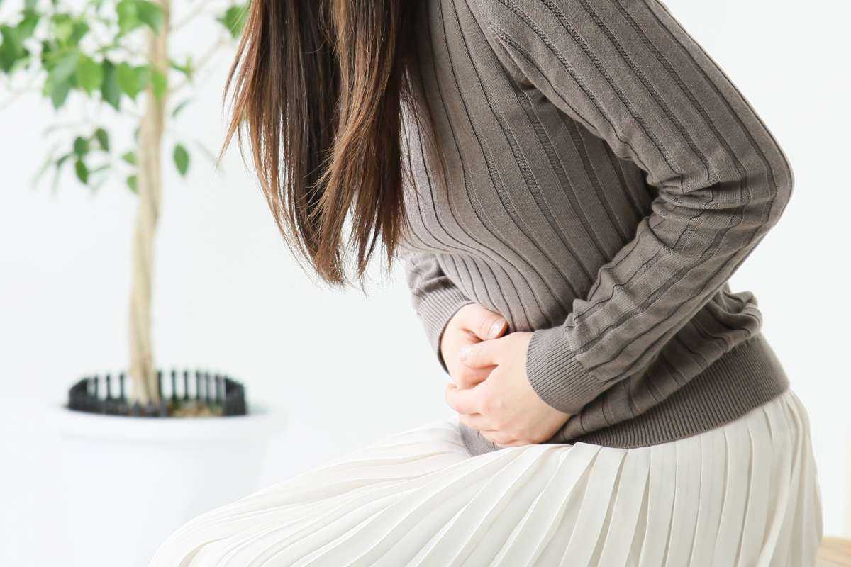 Почему на ранних и поздних сроках беременности может болеть желудок, каковы сопутствующие симптомы, что делать?
