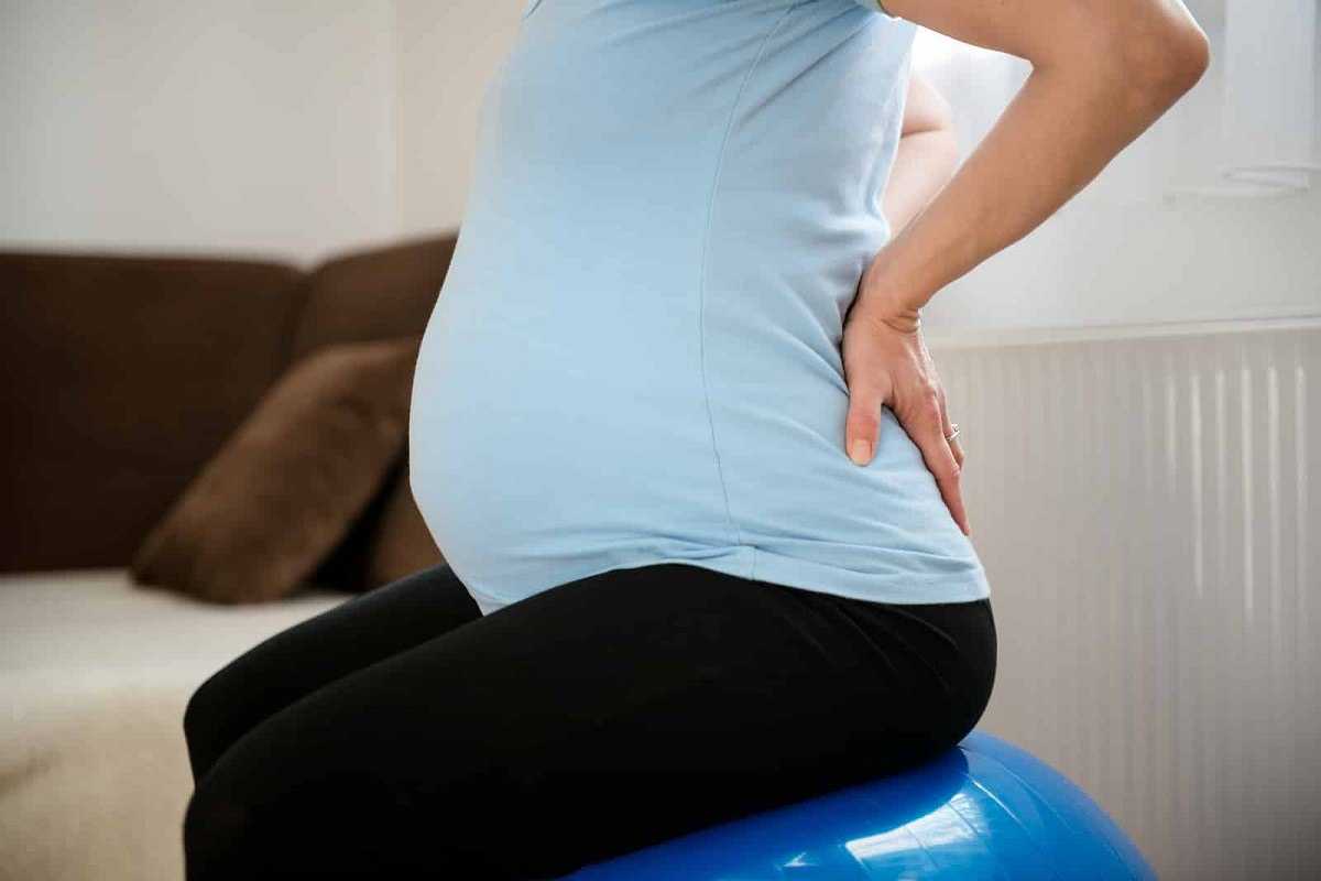 О причинах болей в спине во время беременности и способах их облегчения