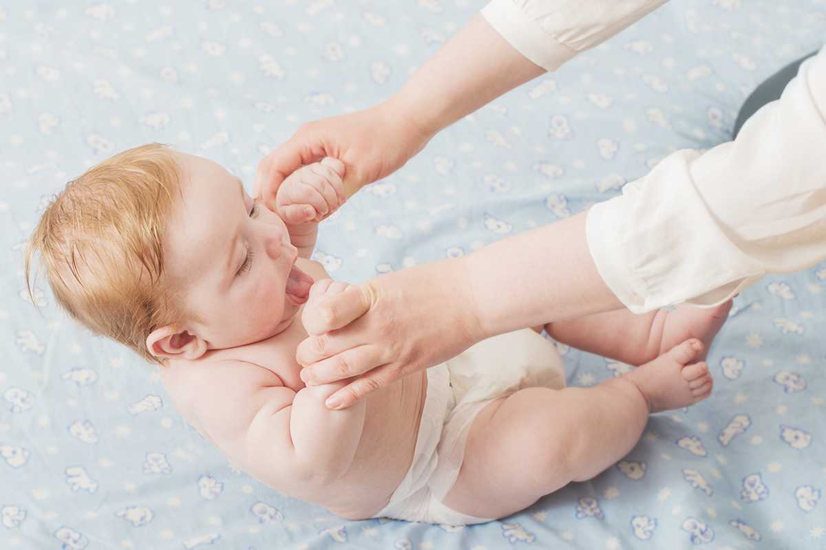 Раннее присаживание ребенка: опасно ли это?