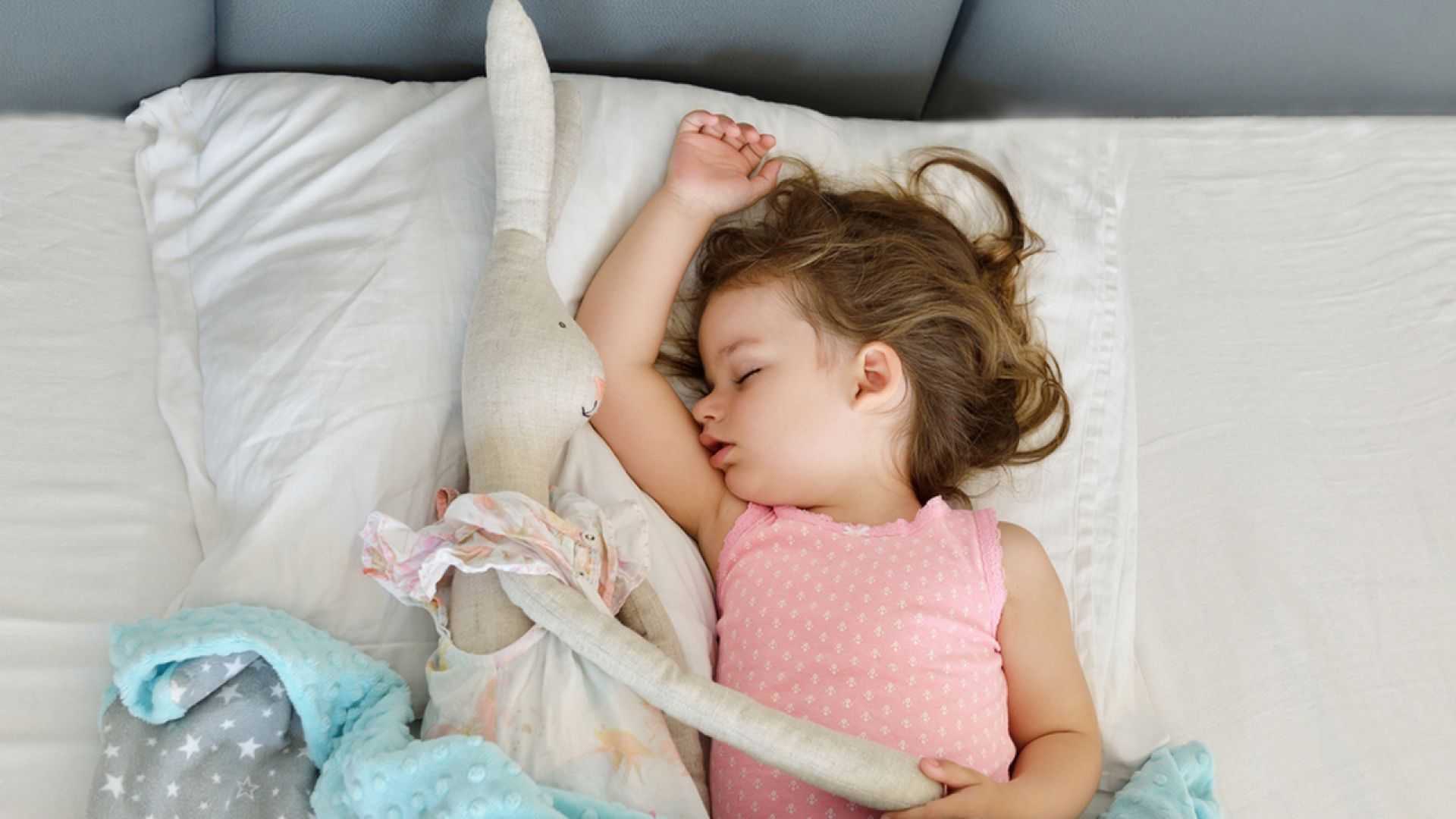 Как переложить ребенка, чтобы он не проснулся | уроки для мам