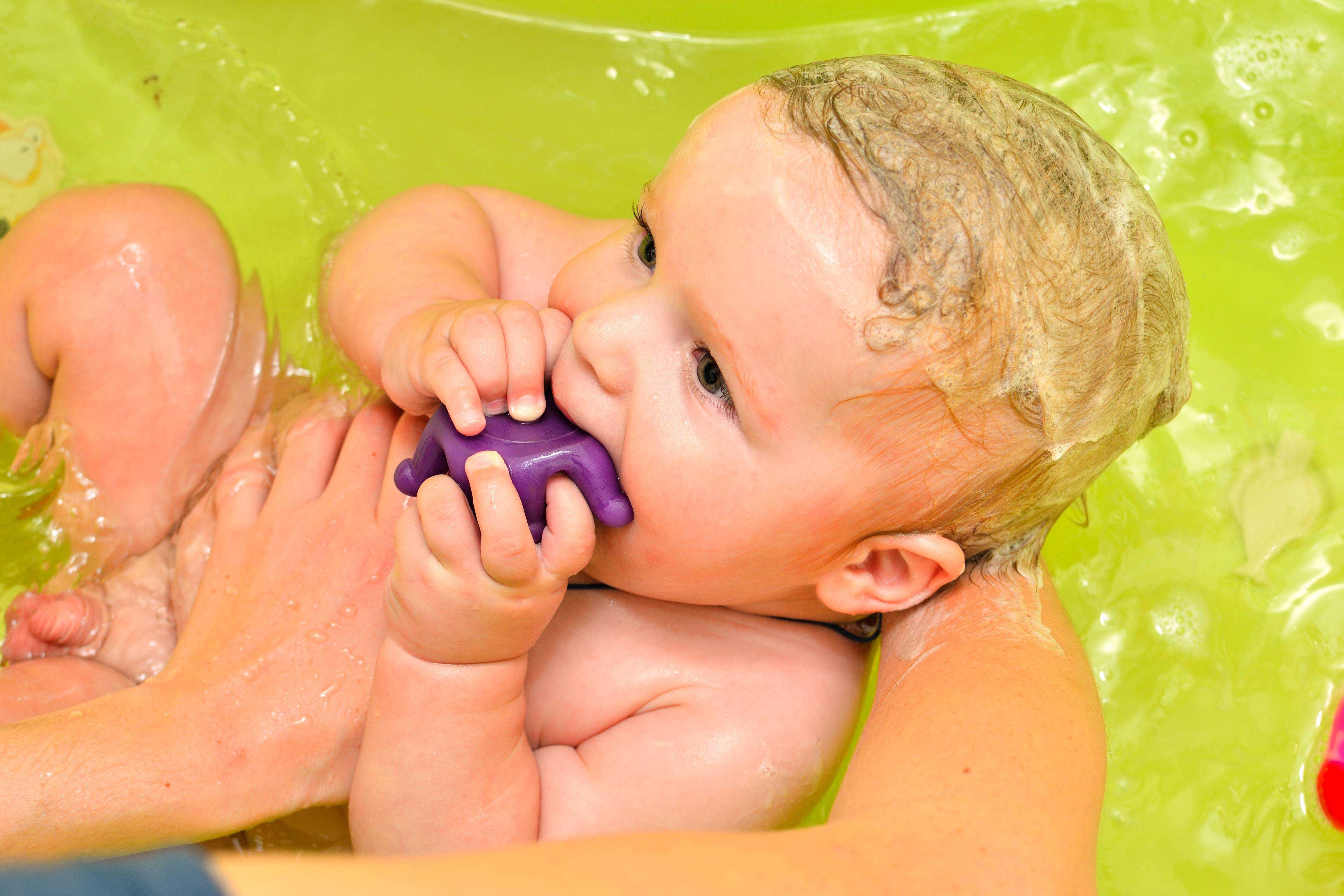 Как купать новорожденного ребенка правильно: что нужно знать