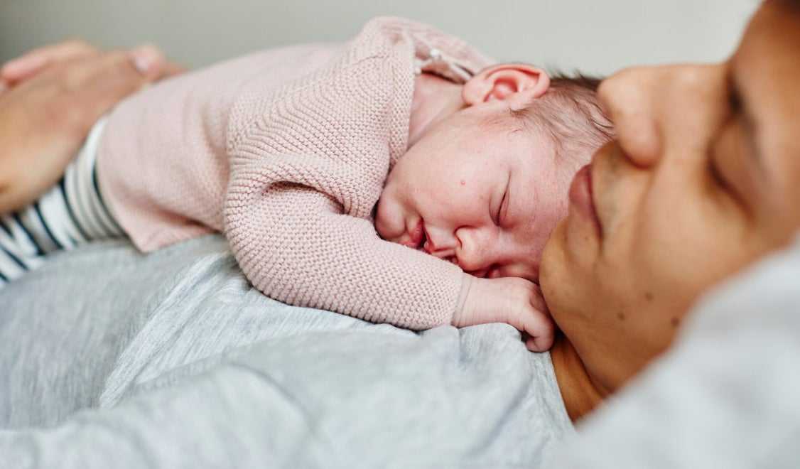 Новорождённый плохо спит: причины нарушения сна и эффективная помощь малышу по нормализации отдыха