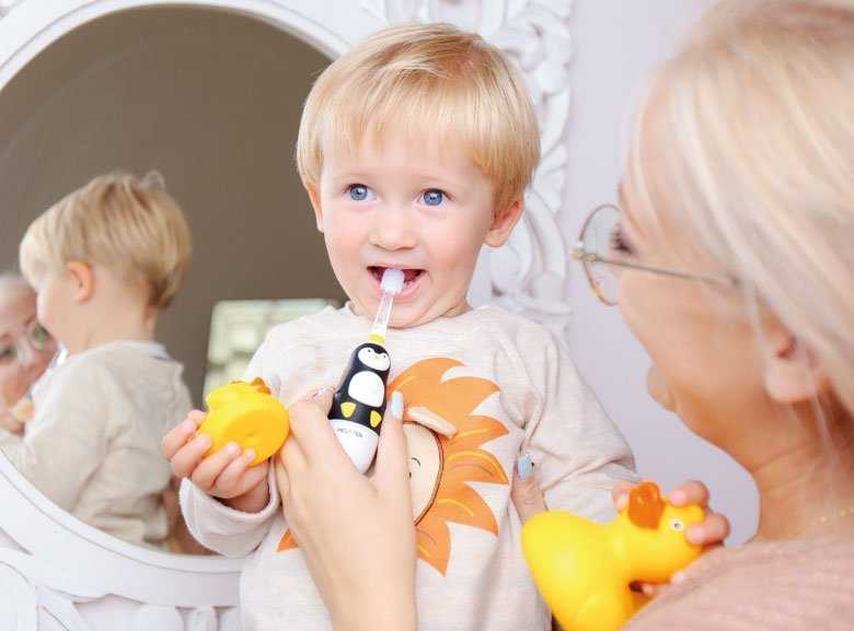 Как научить ребенка чистить зубы самостоятельно в 2 года и старше