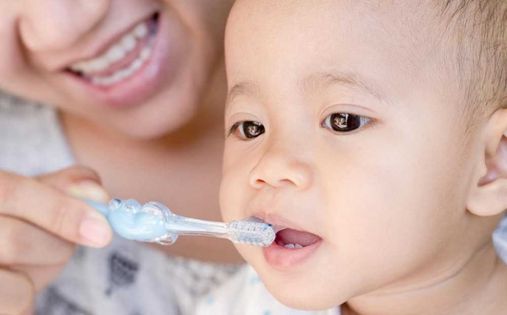 Когда начинать чистить зубы малышам