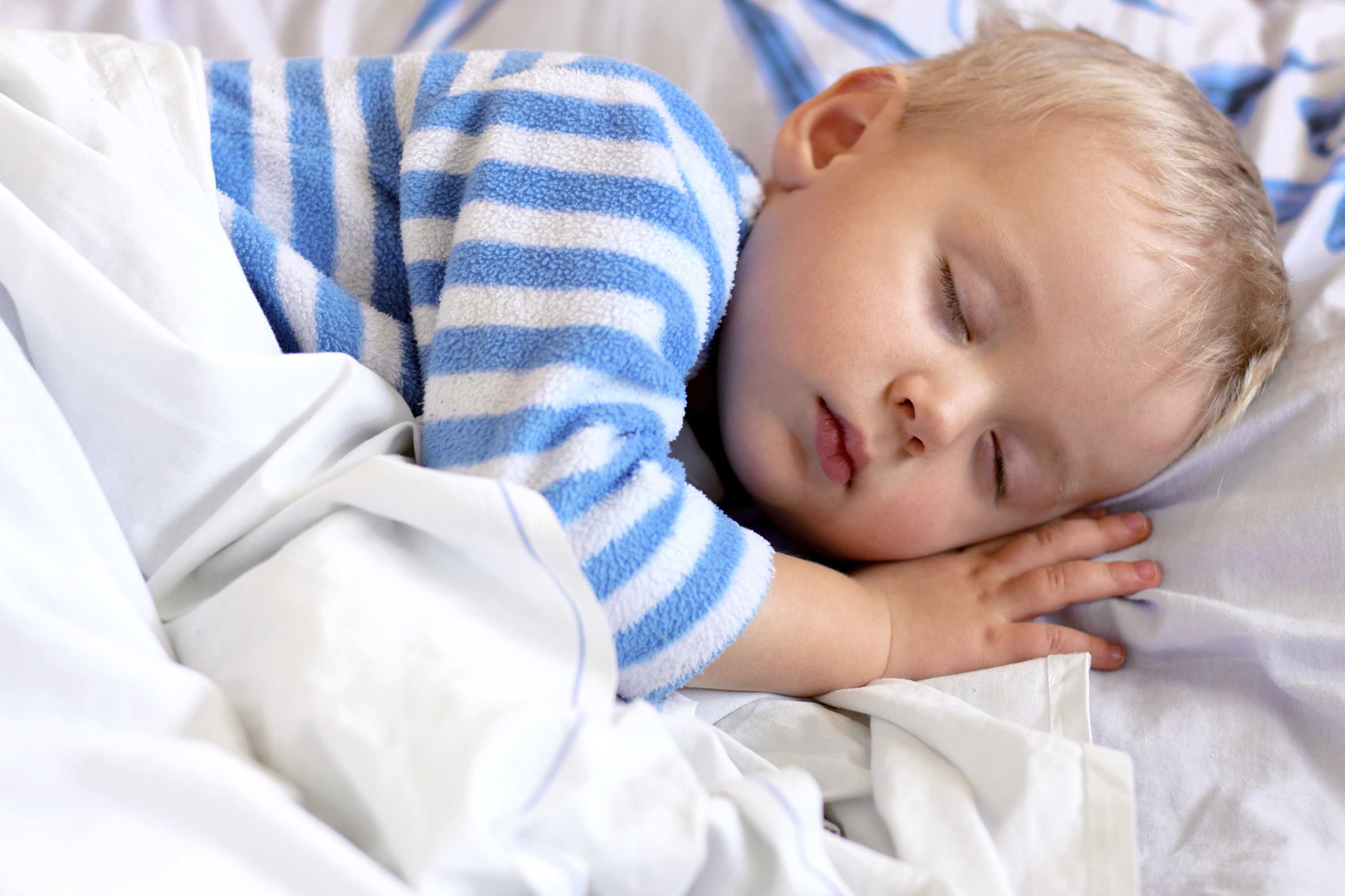 Ребенок потеет при засыпании и во время сна: что делать