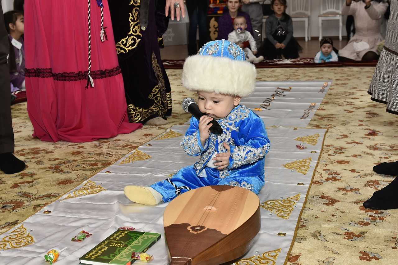 Тұсау кесу дәстүрі. Традиция тусау кесер. Казахский обычай тусау кесу. Обычаи тусау кесер казахские. Тусау кесу мальчику.