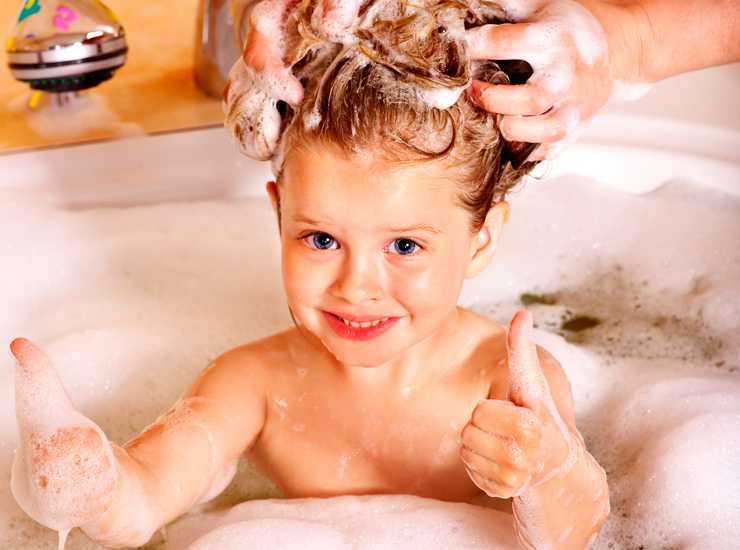 Как правильно мыть голову новорожденному чтобы ребенок не плакал и не боялся этой процедуры Как часто нужно мыть голову с шампунем
