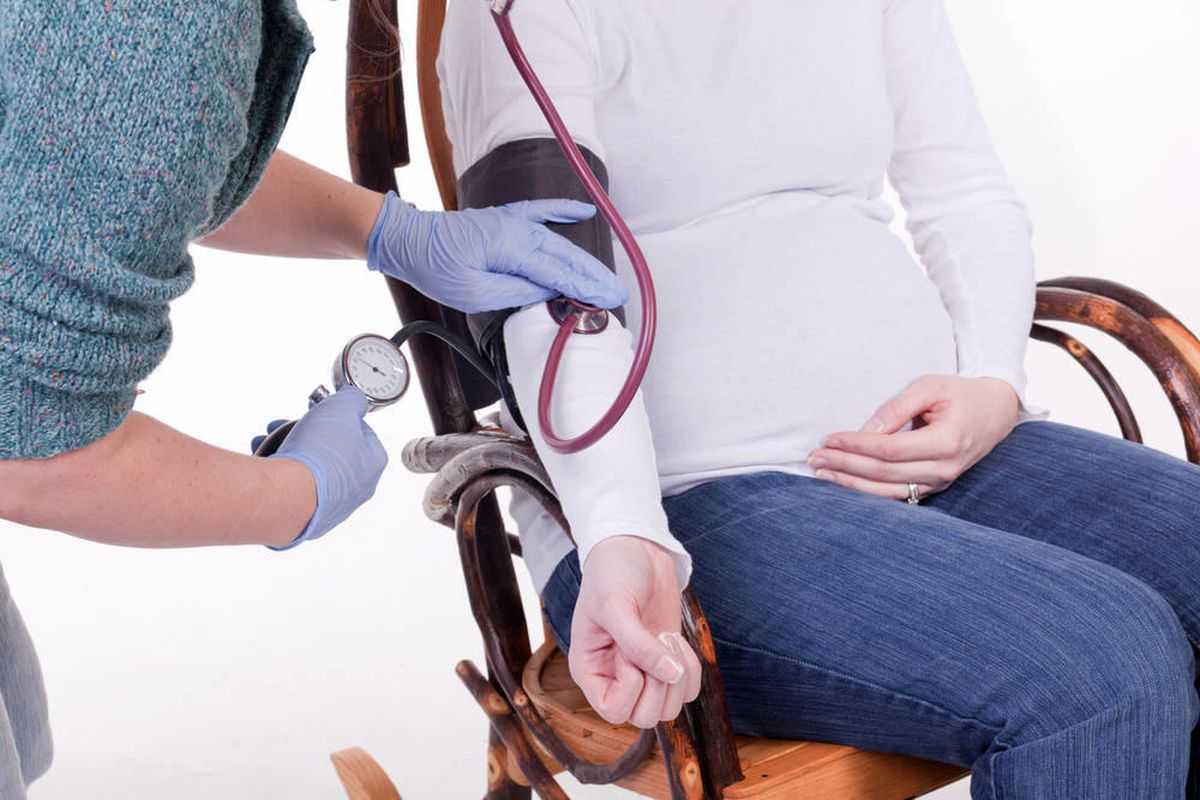 Высокое давление при беременности, причины, симптомы и помощь