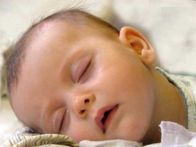 Если ребенок начал сильно потеть во время сна: причины, последствия, профилактика
