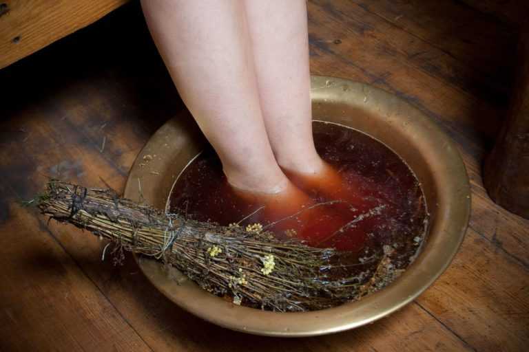 Чем полезно парить ноги в горячей воде