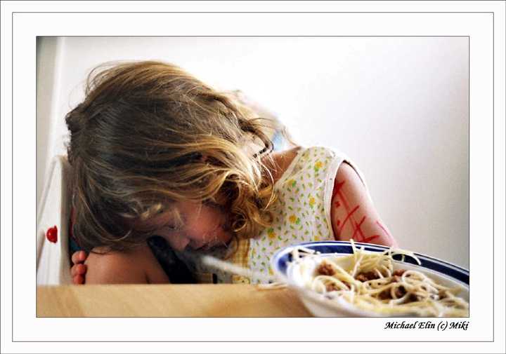 Что делать, если ребенок в 2-3 года почти ничего не ест: заставлять, лечить или ждать?