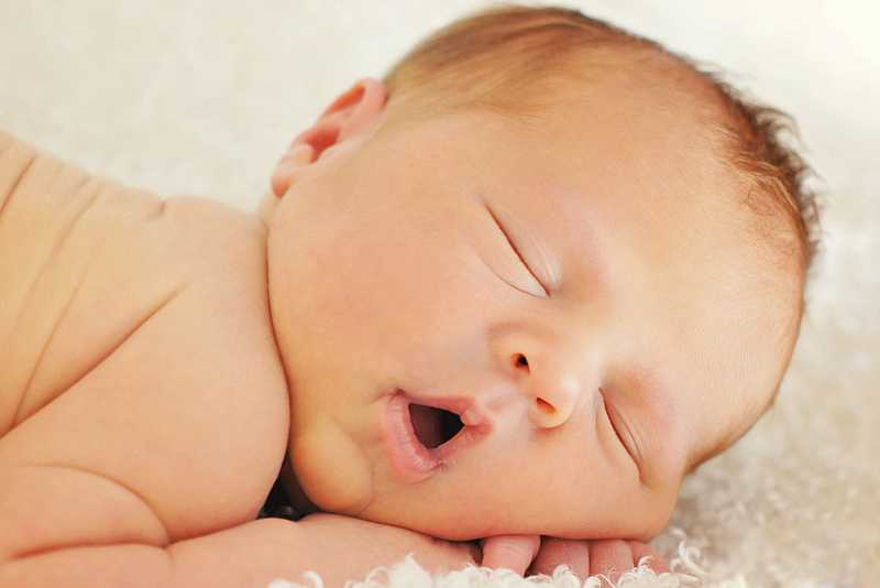 Почему младенец часто вздрагивает во сне. причины, по которым новорожденный вздрагивает во сне