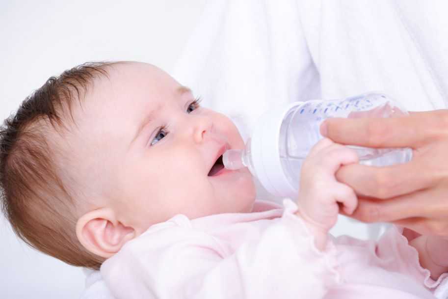 Можно и нужно ли давать воду новорожденному, какой водой поить младенца