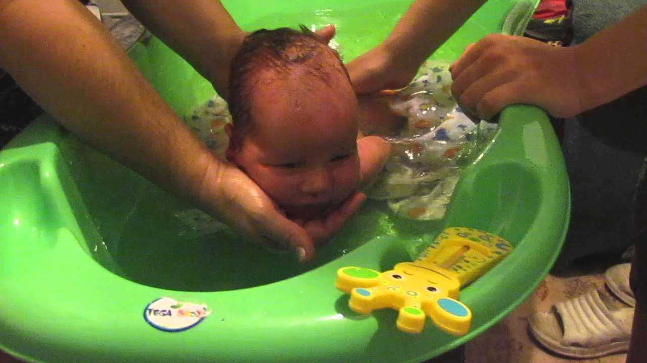 Первое купание новорождённого после роддома: подробная инструкция и советы