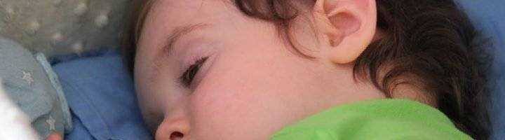 Закатывание глаз у взрослых и детей - причины, что это значит