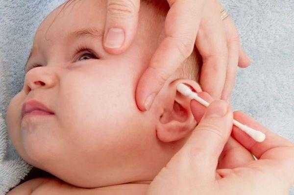Как правильно чистить уши младенцу