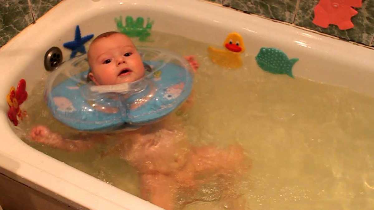 Плачет при купании. Купание новорожденного в ванной. Для купания малыша в ванной. Купать малыша в большой ванне. Купание новорожденногоививанной.