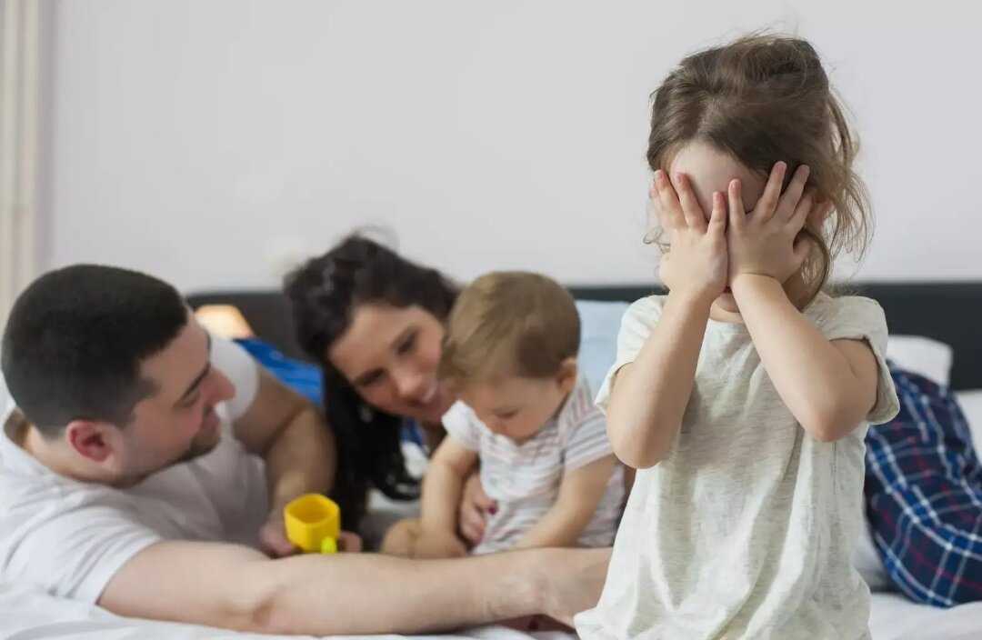 Последствия детства без родительской любви (и как с этим справиться)