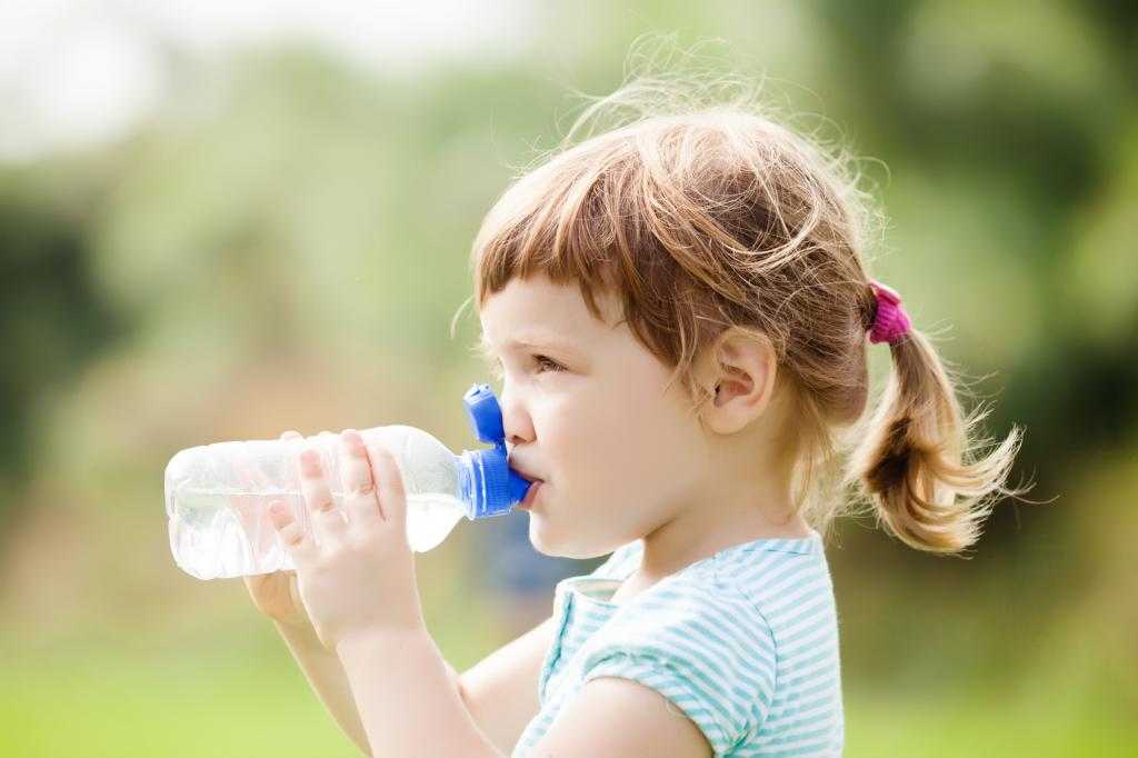 Как научить ребенка пить воду: из поильника, проглотить капсулу и таблетку