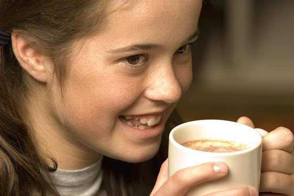 Можно ли давать детям кофе и со скольки лет: польза и вред кофеина для ребенка