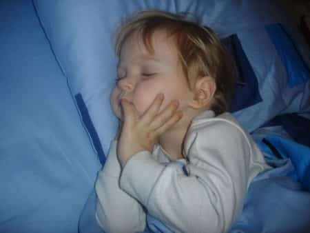 Ребенок скрипит зубами во сне: почему и что делать?
