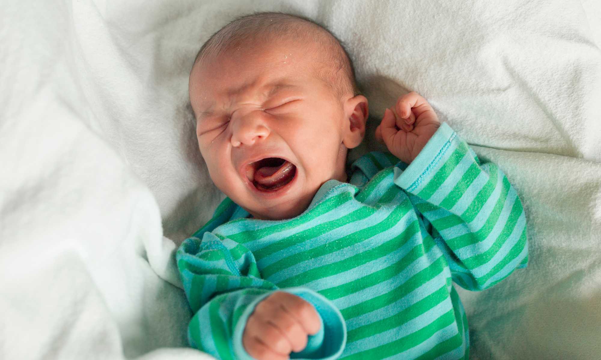 Колики в животе у новорожденных - как быстро помочь медикаментозными и народными средствами