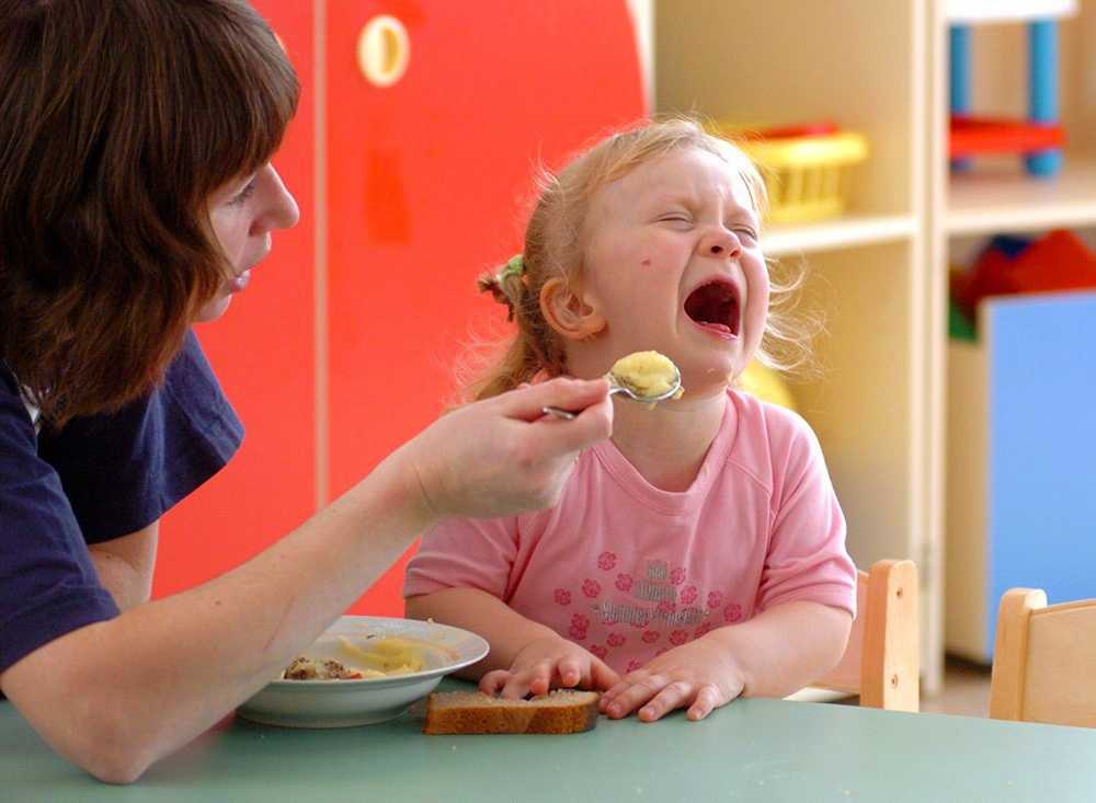 Как накормить малоежку. почему нельзя кормить ребенка под мультики