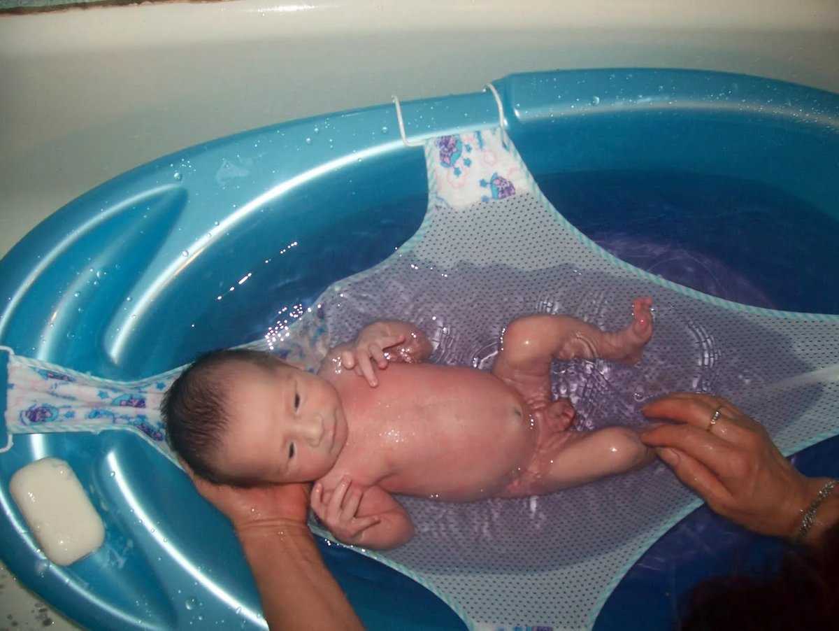 Как выбрать ванночку для купания новорождённых: обзор лучших моделей
