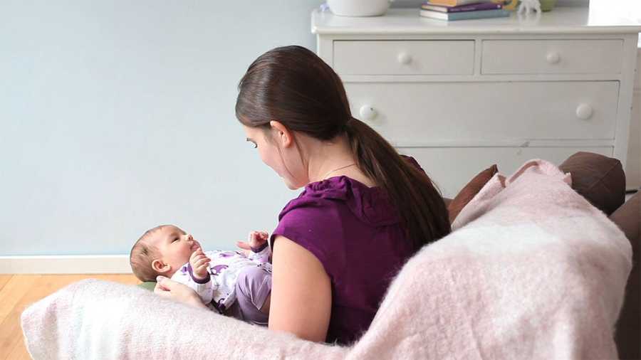 Почему грудничок хрюкает носом, но соплей нет: причины у новорожденных, что делать родителям