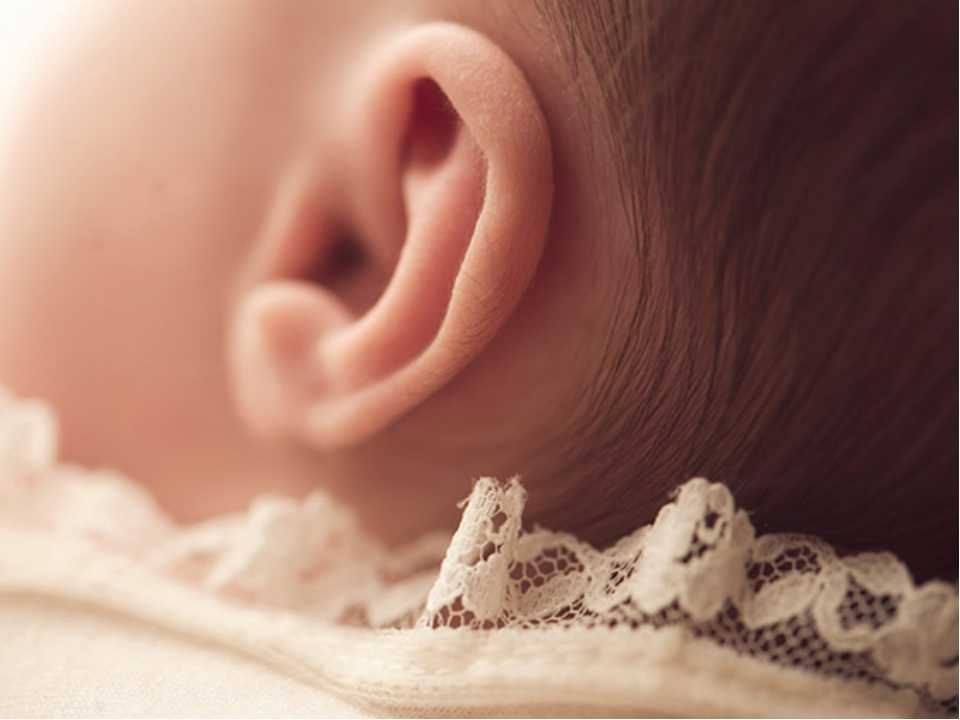На какой день после рождения младенец начинает слышать и видеть?