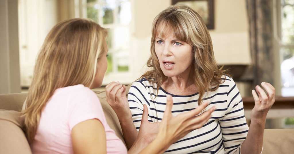 Мать критикует взрослую дочь. спорить, не общаться, уехать?