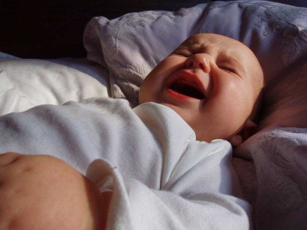 Почему новорожденный ребенок вздрагивает во сне и стоит ли беспокоиться?