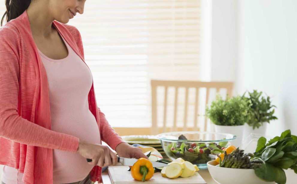 Лук при беременности: можно ли есть, зеленый, репчатый, на ранних и поздних сроках, польза и вред, от кашля, насморка и заложенности носа, ингаляции
