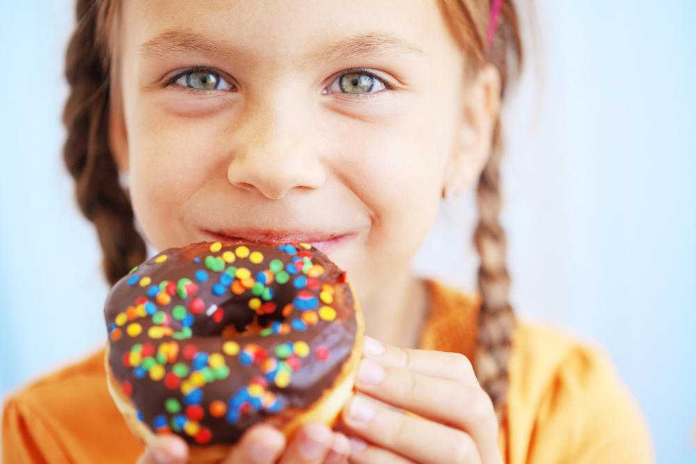 Ребенок много ест: почему постоянно хочет есть, любит сладкое, что делать, если грудничок все время ест