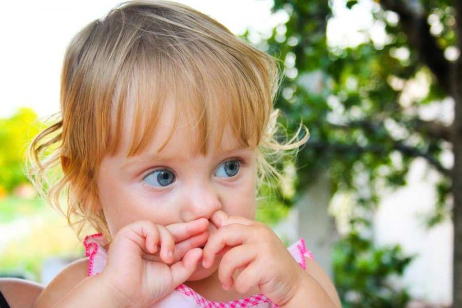 Почему ребенок ест козявки из носа? что делать, если малыш ест сопли и козюли: советы психолога