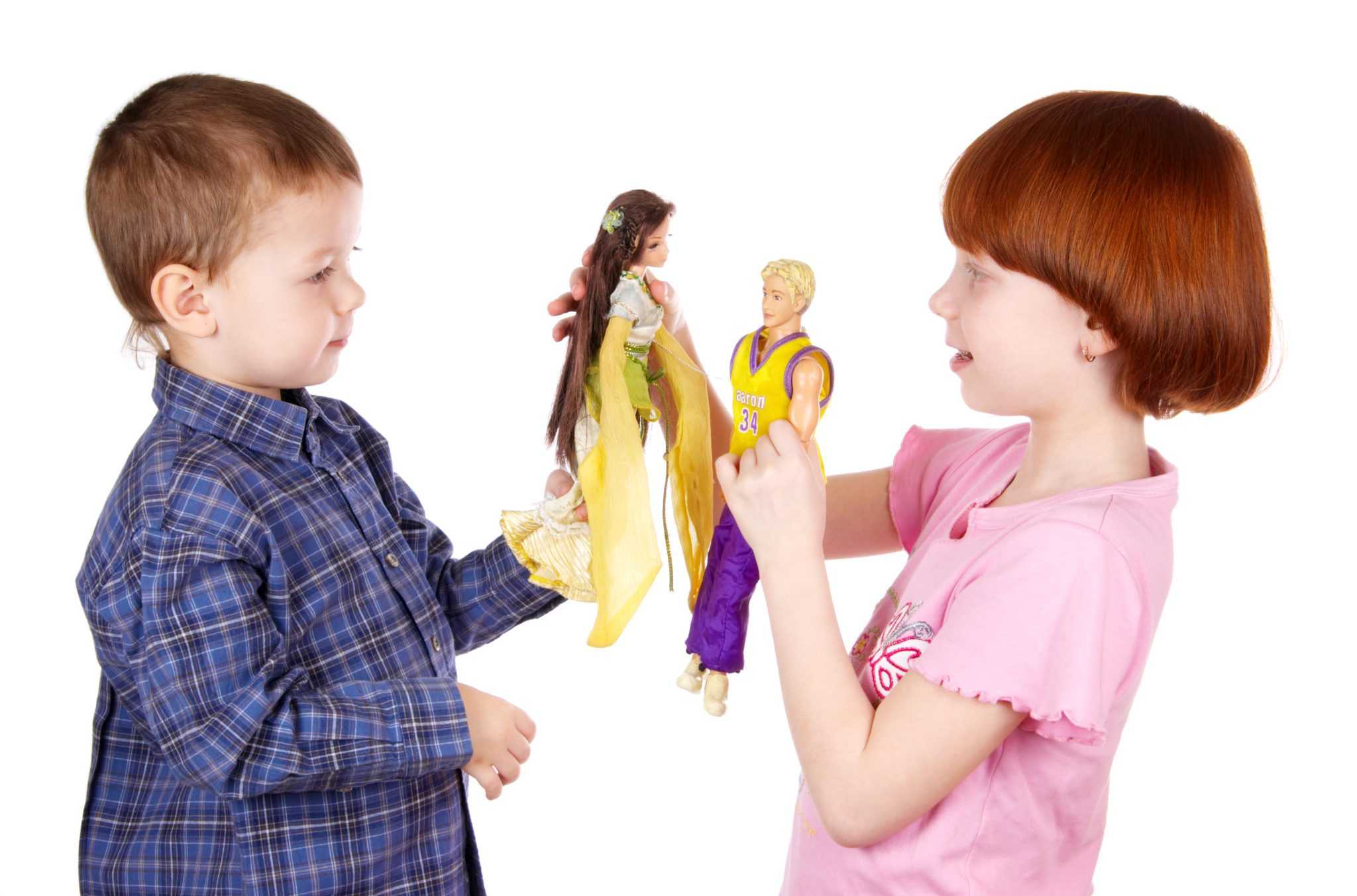 Дашь малыш игры. Игрушки для детей. Дети обмениваются игрушками. Ребенок целится игрушками. Куклы для детей.