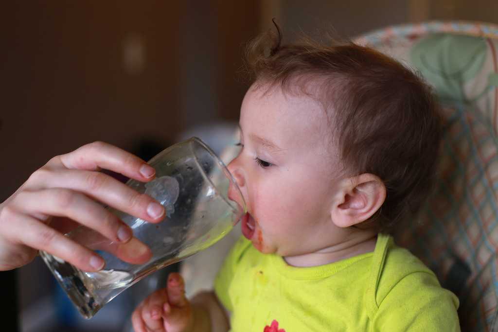 Как приучить ребенка пить воду: 7 простых правил